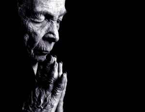 old-woman-praying11