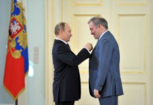 "Well done, my good fellow!" Putin gives a hero of labour his medal