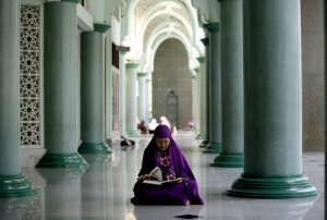 a Muslim woman reads the Qur'an